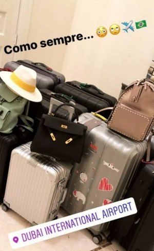 Marília Nery, mulher de Éverton Ribeiro, postou foto das bagagens rumo ao Brasil

