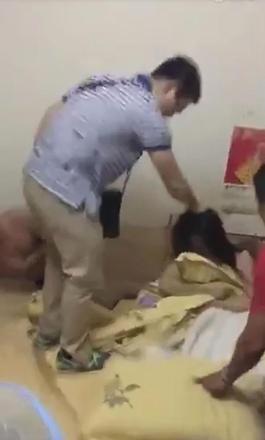 Mas ele não dá a mínima e continua batendo no amante. Também o ameaçaInscreva-se no canal do Hora 7 no YouTube!