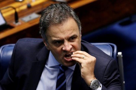 Aécio Neves continuará recebendo salário