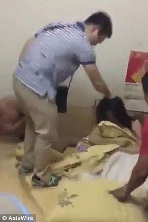 Ele chega a puxar o cabelo da mulher, até ser contido pelo amigoInscreva-se no canal do Hora 7 no YouTube!