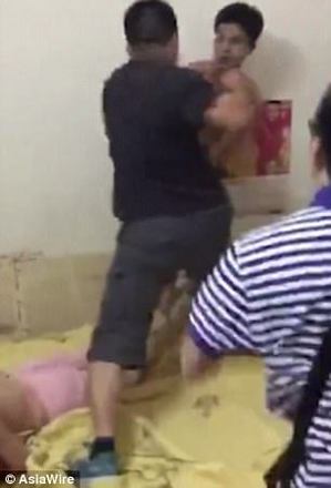 O amigo vai para cima do amante e também desfere golpes contra eleInscreva-se no canal do Hora 7 no YouTube!