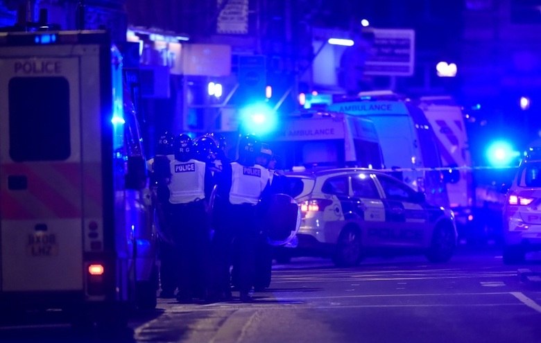 Pelo menos sete pessoas morreram em dois ataques terroristas na região da London Bridge, ponte de Londres próxima à Tower Bridge, na noite deste sábado (3), segundo a polícia. Três terroristas também foram mortos, mas a polícia ainda procura por suspeitos