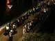 A polícia escoltou pessoas após os ataques terroristas ocorridos na noite deste sábado (3)