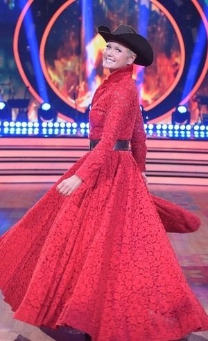 Xuxa Meneghel comanda o reality show de dança na Record TV