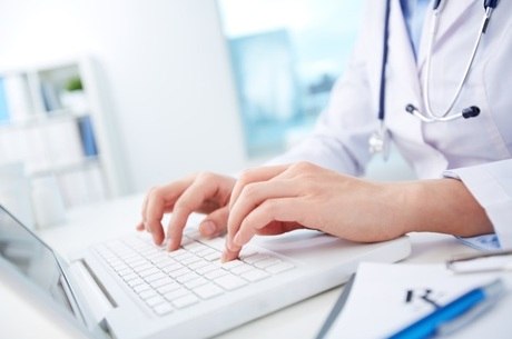 Médico insere de dados clínicos do paciente no sistema e recebe lista com tratamentos mais recomendados de acordo com caso