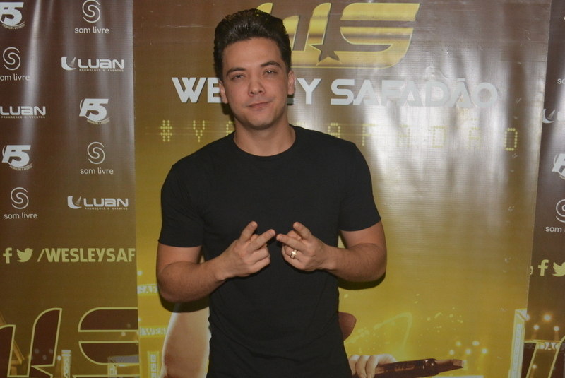 Wesley Safadão sensualiza e mostra barriga em show em Recife - OFuxico