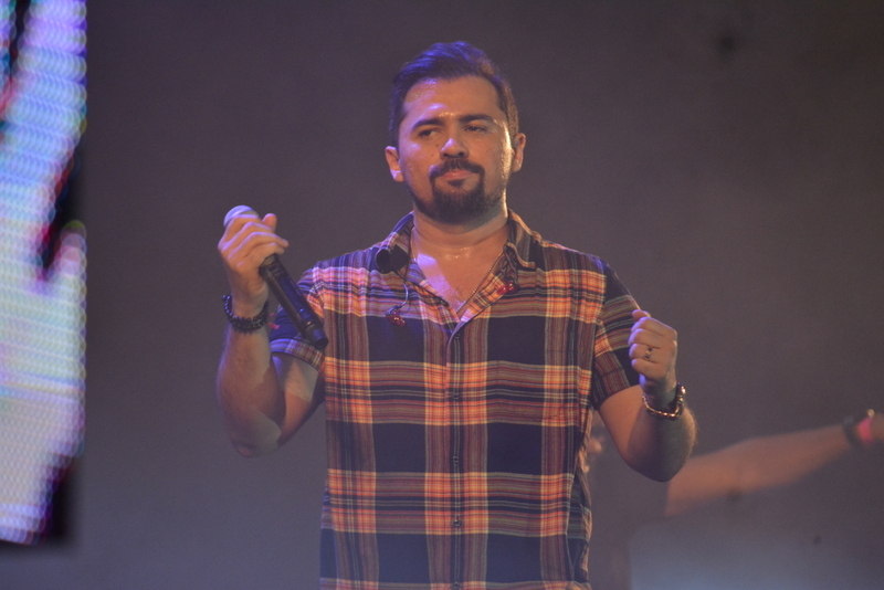 Wesley Safadão sensualiza e mostra barriga em show em Recife - OFuxico