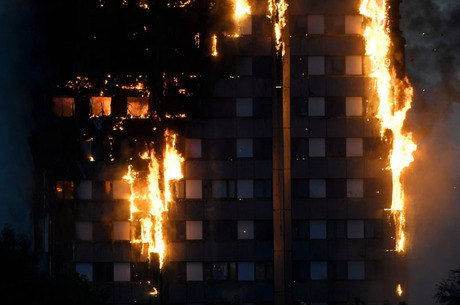 O prédio foi consumido pelas chamas em Kensington, em Londres