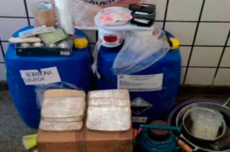 Foi encontrada também pouco mais de 3 quilos de crack e 40 gramas de substâncias analógicas ao crack e duas balanças