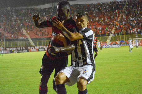 Vitória e Botafogo fizeram um jogo truncado em Salvador
Vitória e Botafogo fizeram um jogo truncado em Salvador