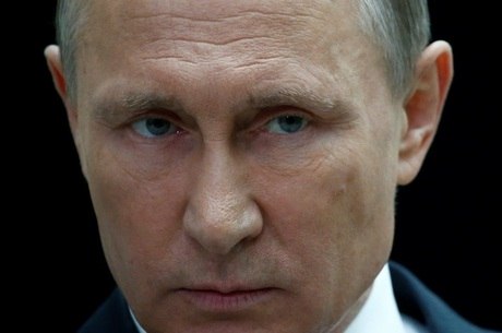 Putin pergunta qual a diferença entre Comey e Snowden