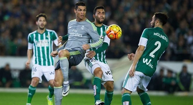 Volante Petros tenta desarmar Cristiano Ronaldo na partida entre Bétis e Real Madrid