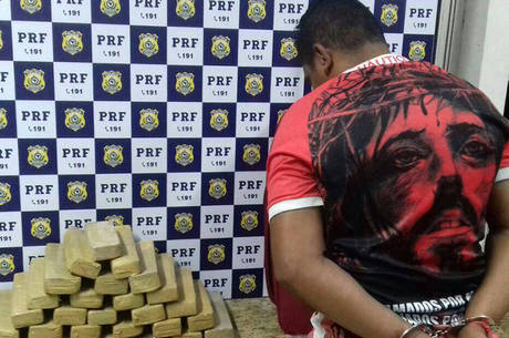 O proprietário da mala foi identificado e levado para a Unidade Operacional PRF de Vitória da Conquista O proprietário da mala foi identificado e levado para a Unidade Operacional PRF de Vitória da Conquista