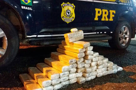 Foram encontrados diversos tabletes de substância análoga à maconha pesando aproximadamente 68 kg, além de 50 g de substância semelhante à cocaína Foram encontrados diversos tabletes de substância análoga à maconha pesando aproximadamente 68 kg, além de 50 g de substância semelhante à cocaína