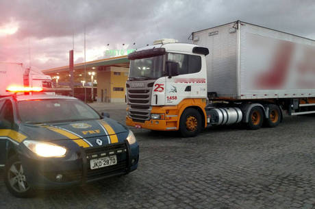 Uma guarnição foi encaminhada até o local e conseguiu localizar, em dois lugares diferentes, as três carretas Uma guarnição foi encaminhada até o local e conseguiu localizar, em dois lugares diferentes, as três carretas