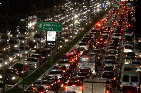 Saída de São Paulo também causou congestionamento para motoristas. CET esperava que 1,7 milhão de carros deixassem capital