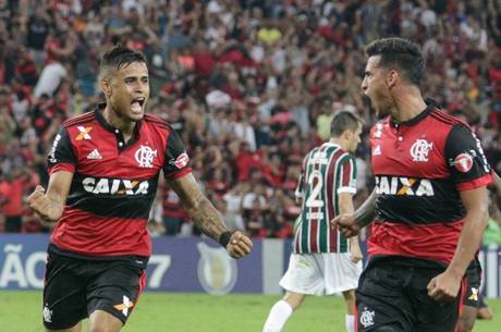 Everton e Trauco comemoram o gol de empate do Flamengo Everton e Trauco comemoram o gol de empate do Flamengo