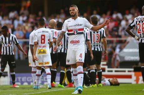 Lucão tem sido muito criticado pela torcida tricolor Lucão tem sido muito criticado pela torcida tricolor