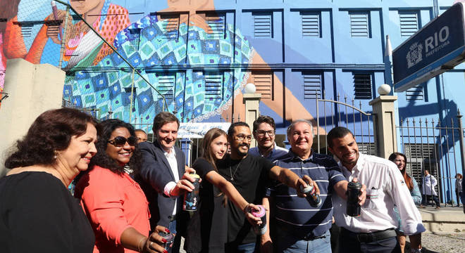 Prefeito Marcelo Crivella, secretários e artista inauguraram grafite em escola no centro do Rio Prefeito Marcelo Crivella, secretários e artista inauguraram grafite em escola no centro do Rio