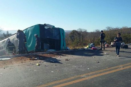 Motorista perdeu o controle e tombou fora da pista