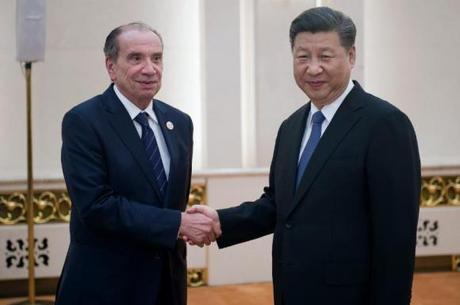 O chanceler Aloysio Nunes e o presidente da China, Xi Jinping, se cumprimentam no Palácio do Povo, em Pequim