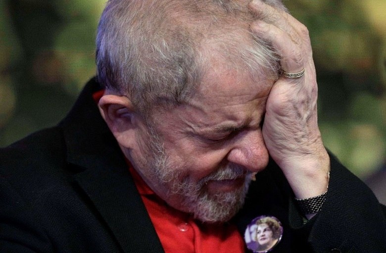 O ex-presidente Luiz Inácio Lula da Silva (PT)
foi condenado no início da tarde desta quarta-feira (12) a nove anos e seis
meses de prisão, pelo pelos crimes de corrupção e lavagem de dinheiro. O petista,
no entanto, é réu em mais quatro ações: mais duas na Lava Jato, outra na
Operação Zelotes e uma na Operação Janus. Relembre
nas próximas fotos o que pesa contra o ex-presidente