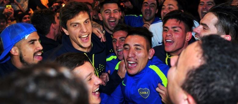 Centurión, ex-meia-atacante do São Paulo, comemora título do Boca Juniors com torcedores
