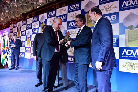 Presidente da Record TV, Luiz Cláudio Costa recebe o prêmio empresarial Top de Marketing
