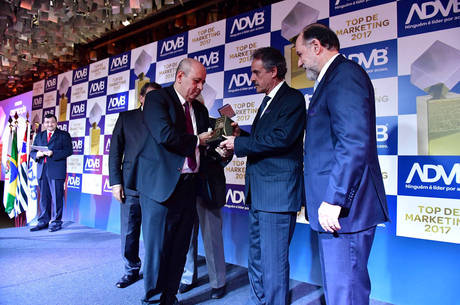 Presidente da Record TV, Luiz Cláudio Costa recebe o prêmio empresarial Top de Marketing Presidente da Record TV, Luiz Cláudio Costa recebe o prêmio empresarial Top de Marketing