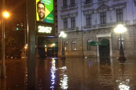 A rua do Catete ficou inundada a partir da rua Silveira Martins