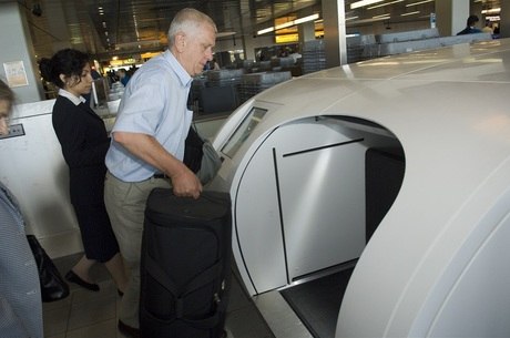 Máquina de despacho de bagagem que dispensa atendente no aeroporto de Amsterdã