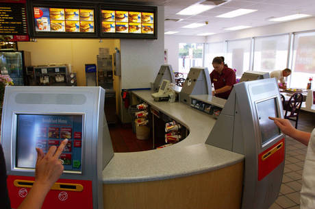 Loja do McDonald's nos Estados Unidos já adota modelo sem atendentes no balcão Loja do McDonald's nos Estados Unidos já adota modelo sem atendentes no balcão