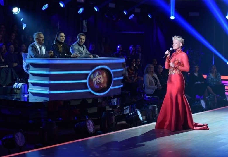 Na estreia, a apresentadora preferiu um vestido longo e vermelho
