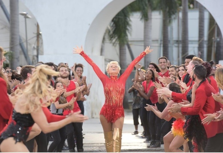 Já na abertura do programa, Xuxa brilhou. Com um body vermelho e botas douradas, a apresentadora dançou nos Arcos da Lapa, no Rio da Janeiro