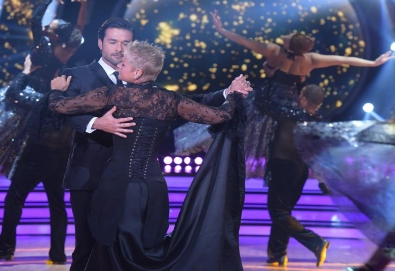 Em uma das apresentações, Xuxa e Sérgio Marone dançaram valsa. A apresentadora apostou em um clássico vestido preto, com um corpete e rendas