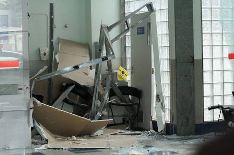Impacto da batida destruiu porta da emergência do hospital