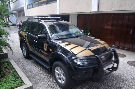 Carro da PF em frente ao apartamento de Adriana Anselmo