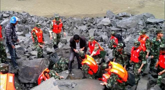 Equipes de resgate chinesas trabalham para encontrar desaparecidos