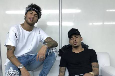 Neymar e Gabriel Jesus posam para foto na mansão do ex-santista