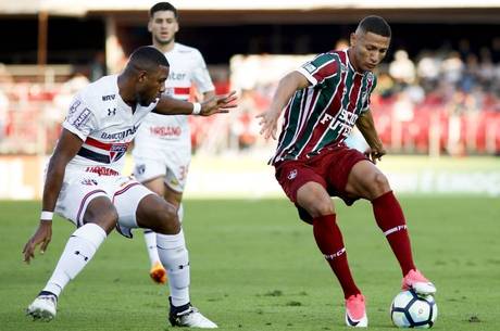 Jucilei e Richarlison disputam lance da partida Jucilei e Richarlison disputam lance da partida