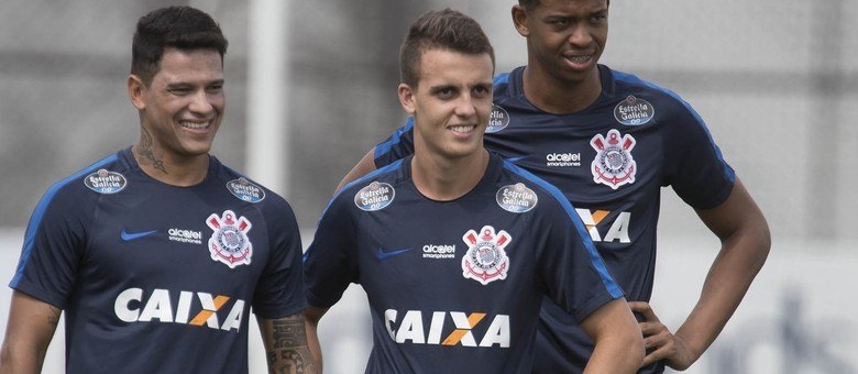 Rodrigo Figueiredo (no centro) já tem treinado com elenco do Corinthians na temporada de 2017
