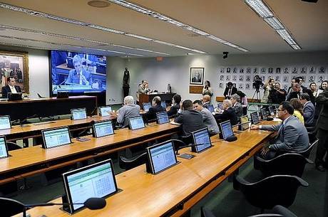 Ao não participar da votação no colegiado, parlamentares podem dar espaço para suplentes alinhados com o governo Ao não participar da votação no colegiado, parlamentares podem dar espaço para suplentes alinhados com o governo