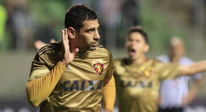 Souza, do Besiktas, revela sondagem do Botafogo; volante não pretende  voltar ao Brasil no momento