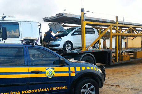 O homem foi encaminhado juntamente aos veículos para a delegacia de polícia judiciária local O homem foi encaminhado juntamente aos veículos para a delegacia de polícia judiciária local