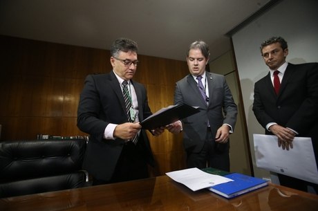 O secretário-geral da mesa diretora da Casa, Wagner Padilha (à esquerda), recebe o diretor-geral do STF, Eduardo Silva Toledo (centro), que protocolou a denúncia por corrupção passiva, feita pela PGR, contra o presidente Michel Temer