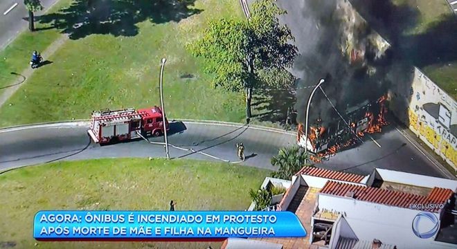 Ao menos dois ônibus foram incendiados na tarde desta sexta-feira (30)