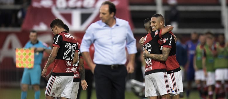 São Paulo, de Rogério Ceni, não vence há seis partidas neste Campeonato Brasileiro; Flamengo busca líderes