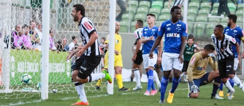 Atlético-MG vence Cruzeiro de virada no Brasileirão 
