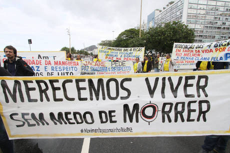 Resultado de imagem para Moradores de favelas pedem paz em ato na orla de Copacabana