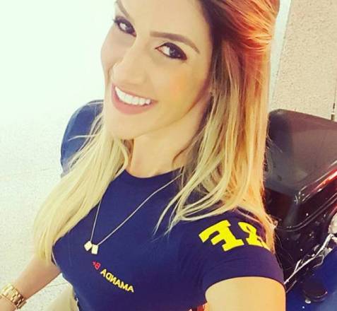 Amanda Simeão faz parte do grupo da Polícia Rodoviária Federal. Ela é apenas uma das centenas de mulheres que compõe a instituição, no entanto, sua beleza anda chamando atenção dos internautas